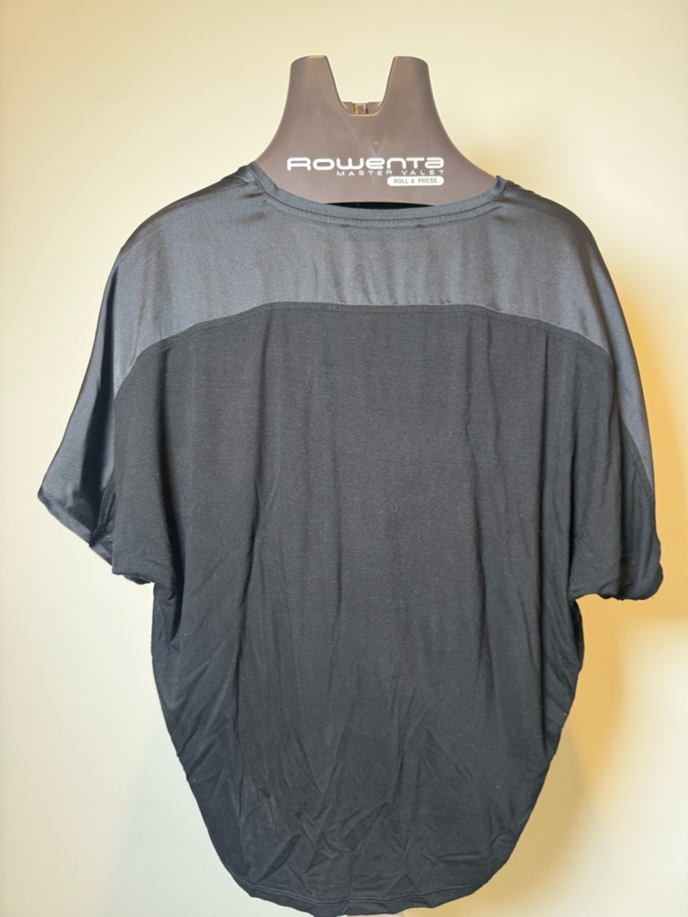 White House Black Marker WomenShort Sleeve V-Neck Shirt - Black silky flowy type - Picture 11 of 12